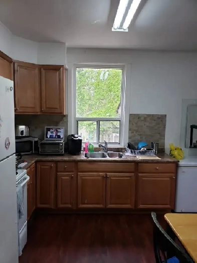 Furnished room, house 2nd floor all included Christie & St.Clair