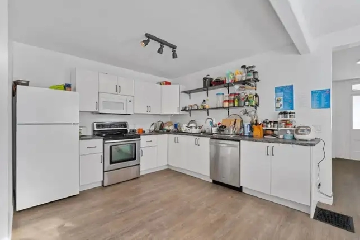 Private Clean Rooms All-Girls House Available Immediately$650