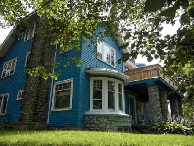 26-042 Bachelor apartment in a large historic Dartmouth home