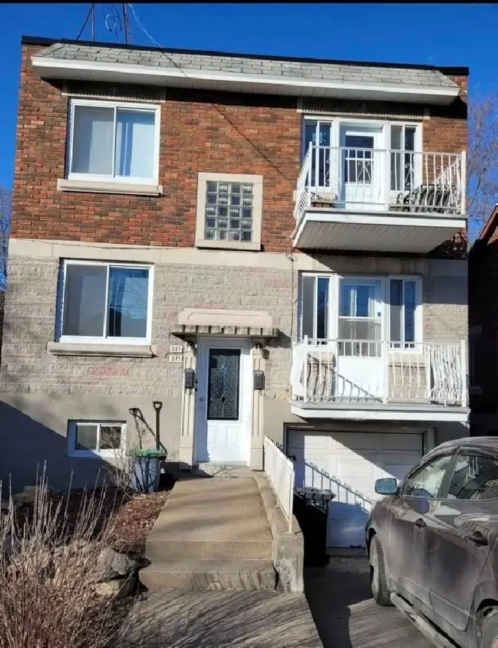 Appartement deux étages: 3 chambres, 2 SDB, Garage, Cour.