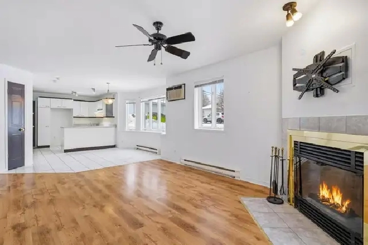 Rare 5 1/2 avec Vue Montagne Bureau   2 Stationnements