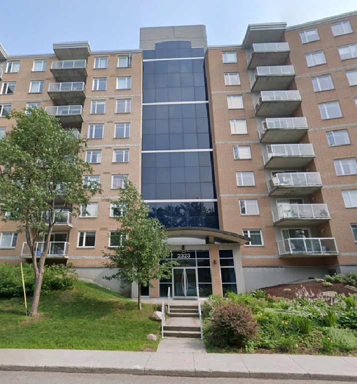 Superbe 3 1/2 style condo, Ste-Foy, Meublé, Juillet