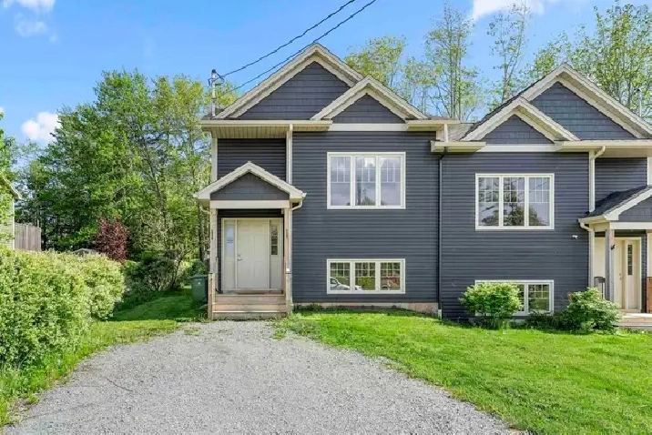 Beautiful 3-bedroom 1.5 bathrooms semi-detached house - Elmsdale