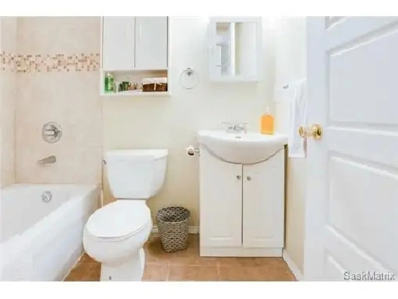 Bright Cozy 2 Bdrm Basement Near University