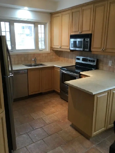 PREMIER ÉTAGE . COUR. GRAND 5 ET DEMI