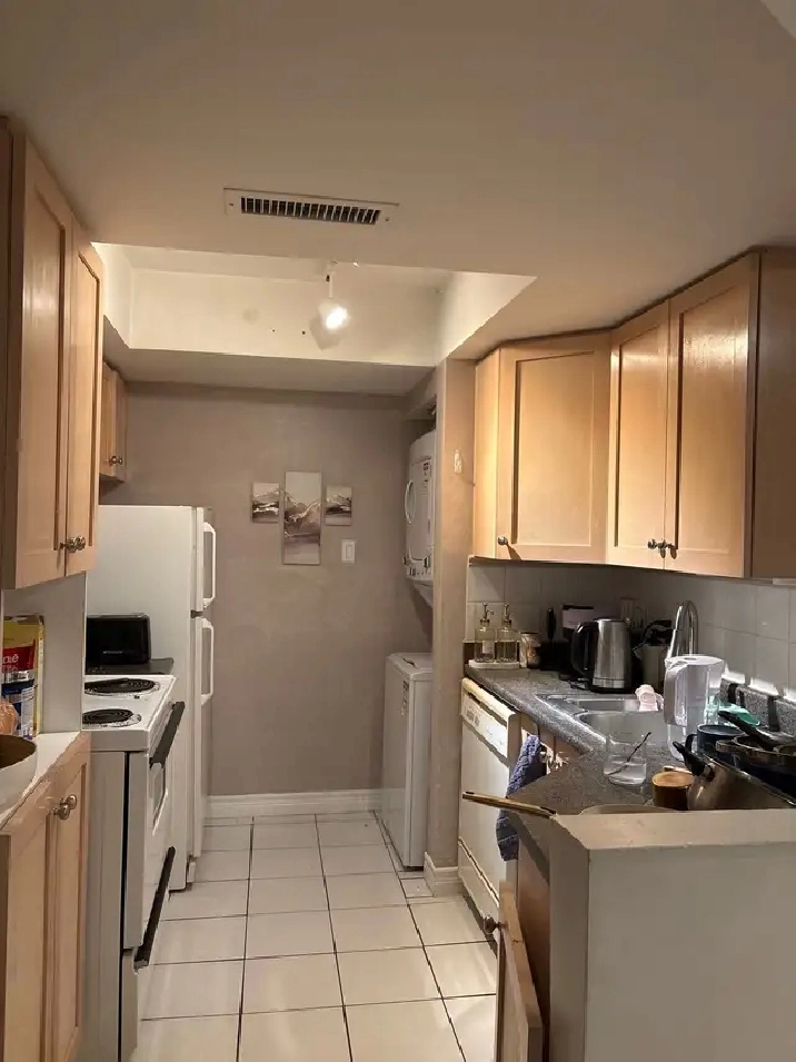 1bdrm Room for rent - Bay st. (UofT)