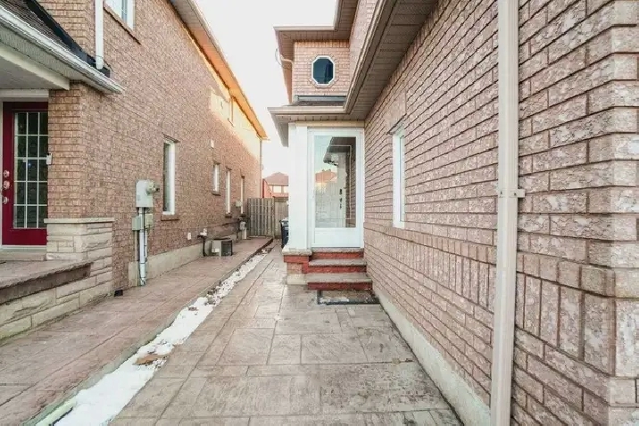 Upper level room for rent in Mississauga (private/sharing)