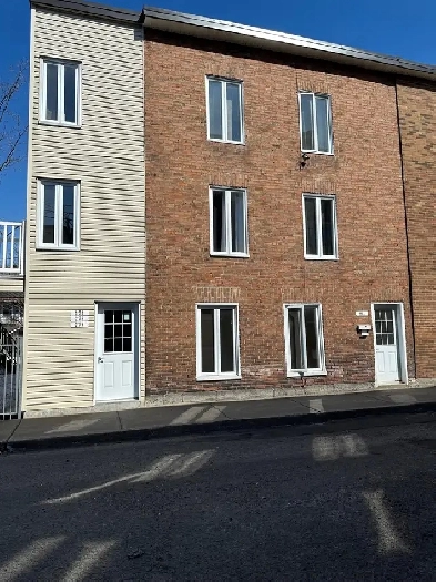 Pour 1er juillet . 5 1/2 , 2 chambres. Centre ville.