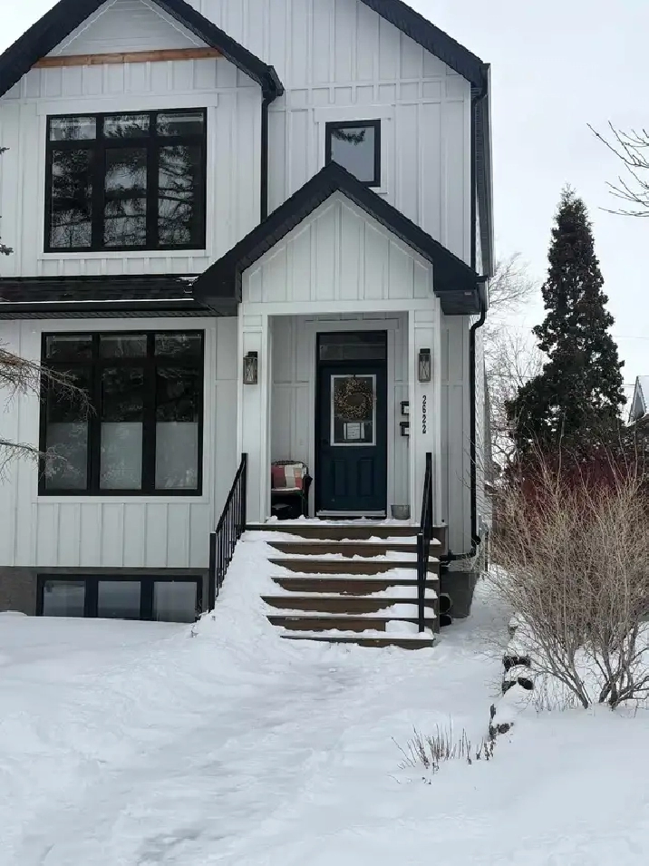 Bachelor Suite in the Crescents Available May.1