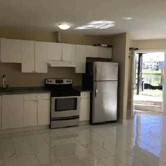 Bright, clean, Mainfloor 2 BR suite Liv room, on lake, All inclu