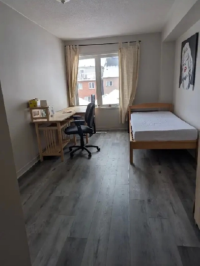 2nd flr Large Room Private Bath Parking @York University Vil...