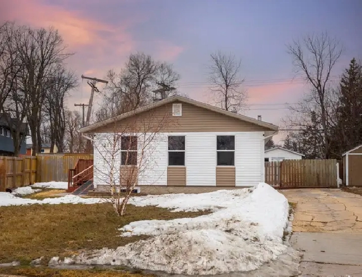 Extensively Updated 4bdrm Bungalow in Heritage Park!