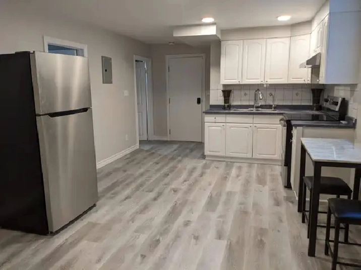 Bright, spacious  2 bedroom apartment, South end