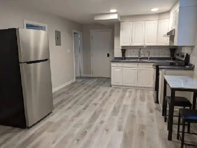 Bright, spacious  2 bedroom apartment, South end