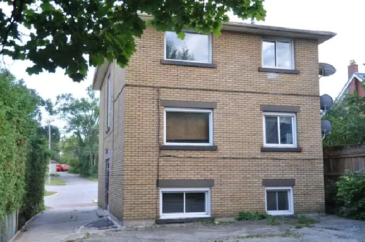 Bachelor Studio Apartment in Kitchener for May 1