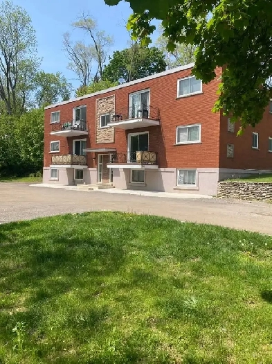 Bright Spacious 2 Bedroom Apartment