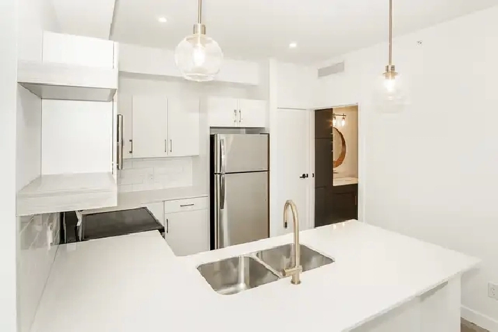 LUXURY 2 Bedroom Apartment! With Fitness Centre!