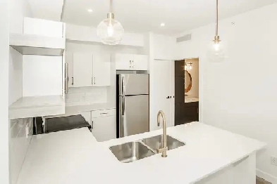 LUXURY 2 Bedroom Apartment! With Fitness Centre!