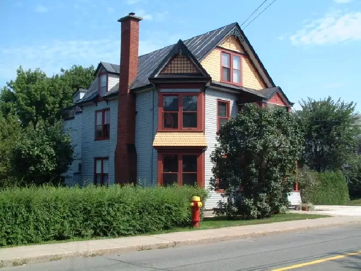 UNIQUE ! 4½ à louer dans triplex centenaire