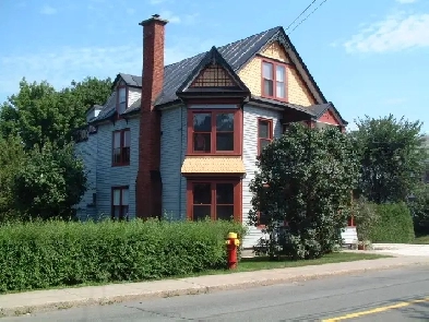 UNIQUE ! 4½ à louer dans triplex centenaire