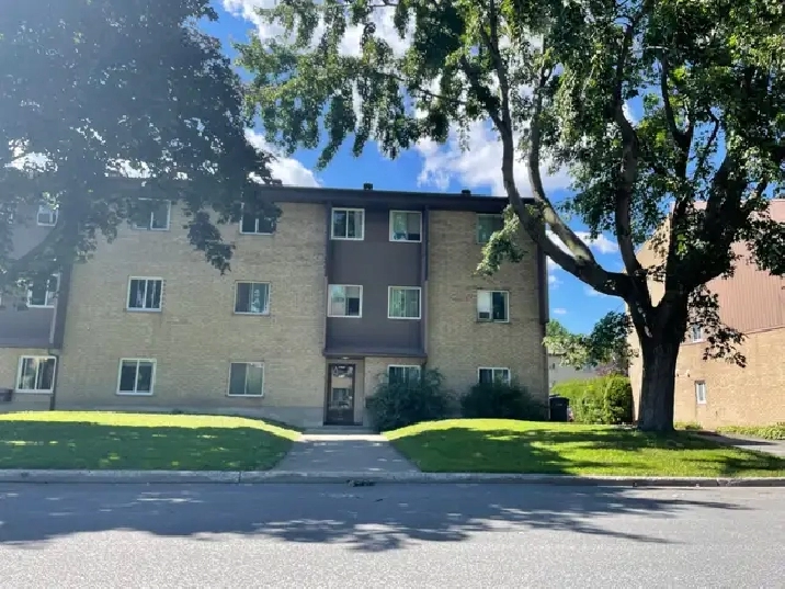 LONGUEUIL 4 1/2  2e étage a louer pres services et transport