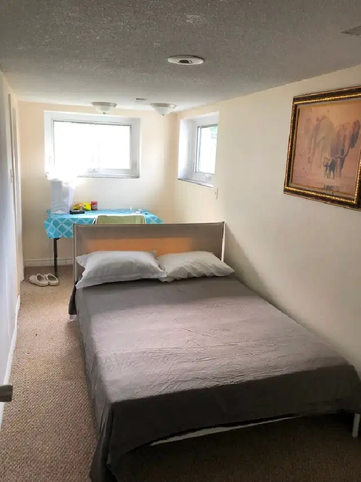 VERY BRIGHT ROOM NORTH YORK BATHURST AND STEELES NEAR BUS