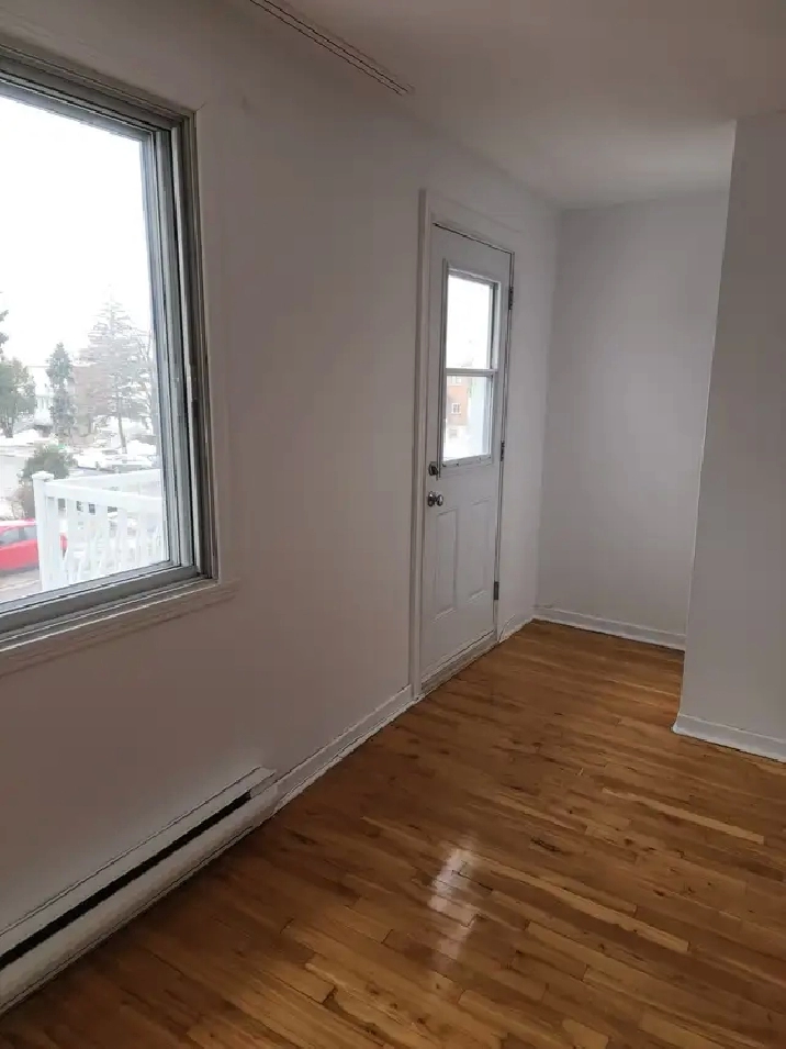 5 1/2 à lasalle au 2ème étage d'un duplexe