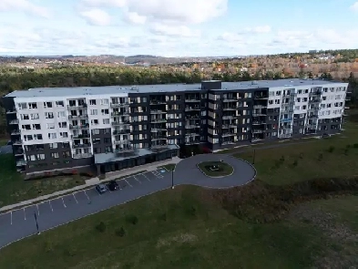 3 Bedroom Corner Unit available on Broad Street - JULY