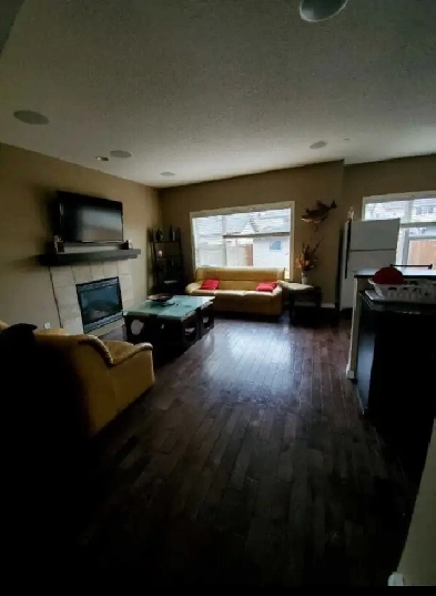 Room for rent in McKenzie Town - May 1st