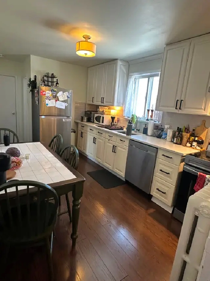 Beautiful 3 Bedroom Apartment - Private Laundry - Parking