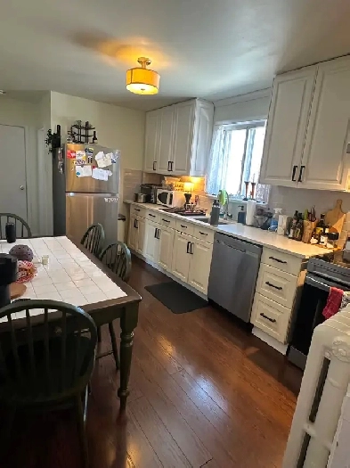 Beautiful 3 Bedroom Apartment - Private Laundry - Parking