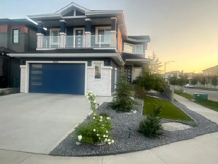 ROOM FOR RENT IN LUXURY HOME