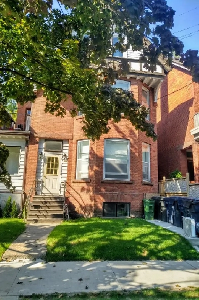 Annex Bright 3 Bedroom 3 Bathroom shared yard June 1st