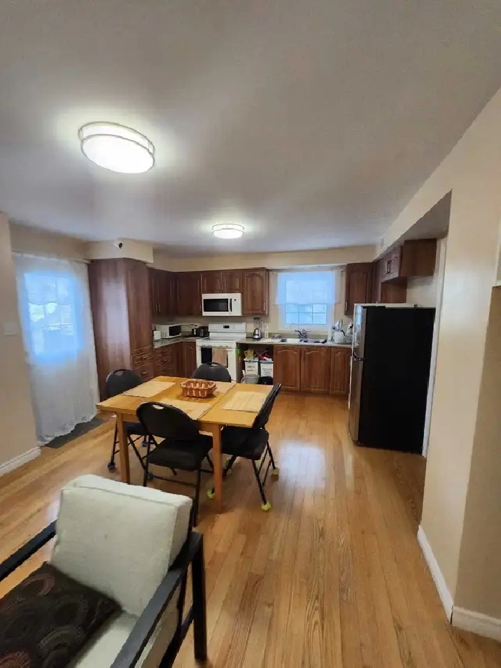 BRIGHT AND SPACIOUS ROOM FOR RENT IN WELLAND