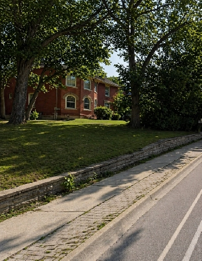 3 Bedroom Student Home - 2 Minute Walk to Campus! All Inclusive!