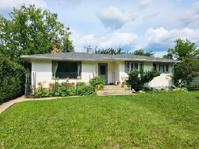 Fully Furnished 3 Bed House w/ Garage For Rent in Drayton Valley