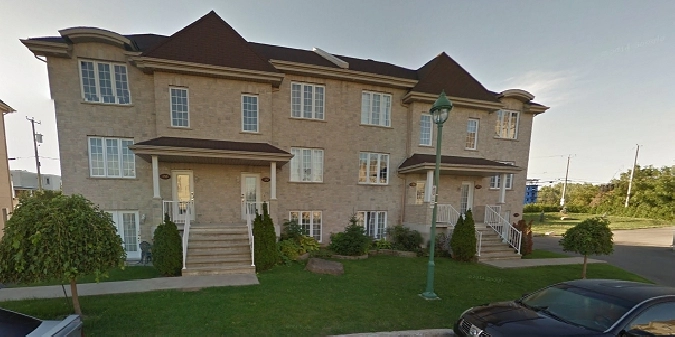 Magnifique condo 4 1/2 en plein coeur de Laval