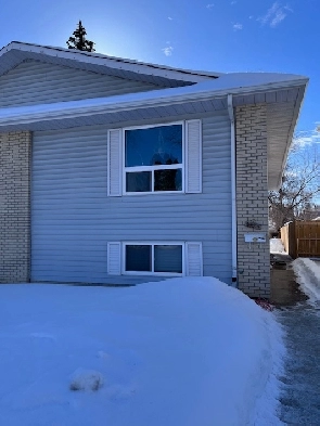 Varsity View 3 bed main floor suite-Walking distance to U of S