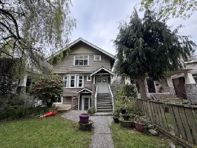 Cozy 1 Bedroom Unit with Kitchen on Top Floor in Kitsilano