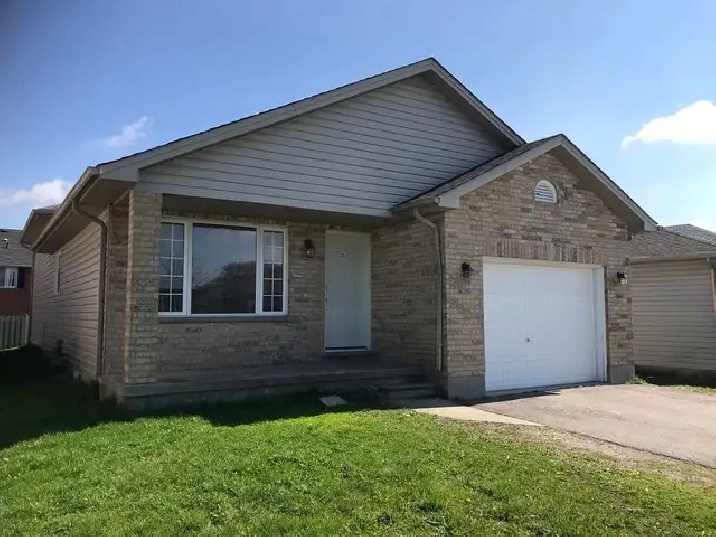 3 rooms Fanshawe student house on Thurman May 1, 2026 ALL INCLSV