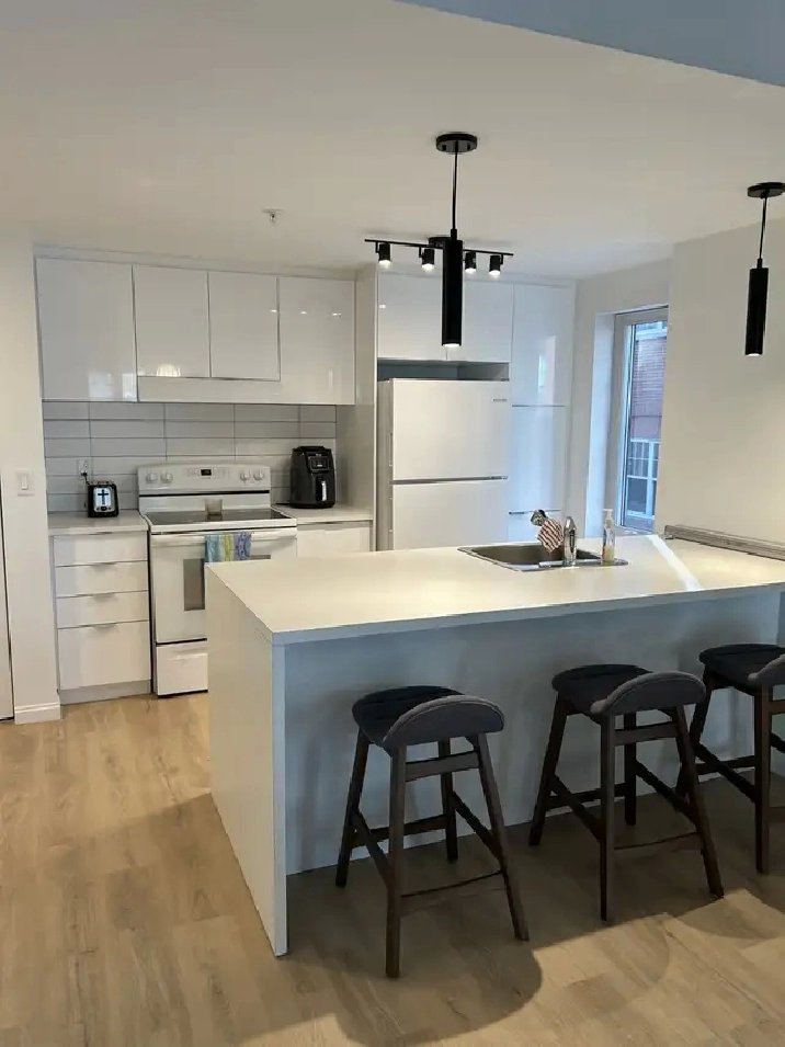 3 1/2 neuf, semi-meublé, gym, balcon, terrasse,stationnement int