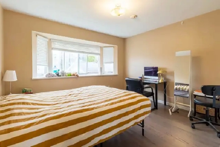 $950 Private Room with Shared Washroom (Kerrisdale)