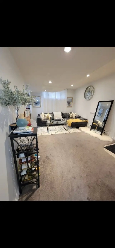 1 bedroom suite in Rosewood May 1