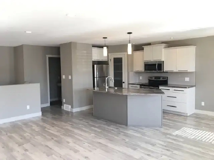 Modern 3 Bedroom / 2 Bathroom Room Unit