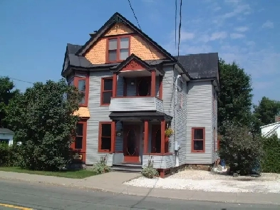 UNIQUE ! 4½, occupant tout le 2e étage d’un TRIPLEX centenaire
