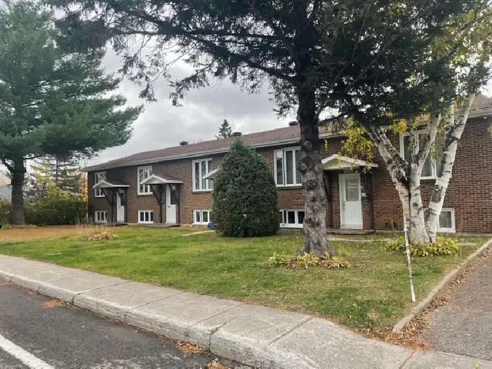 Beau grand 4 1/2 sur 2 étage, Beauport, WIFI