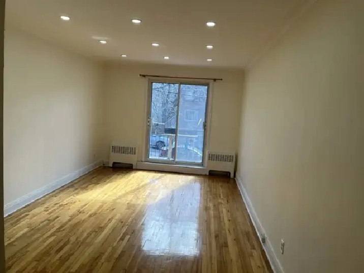 LARGE 5.5 STEPS FROM METRO , UdeM, SERVICES