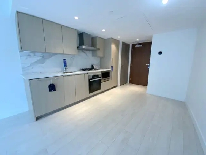 Richmond Central Location Air Conditioned 1 bed Condo for Rent!