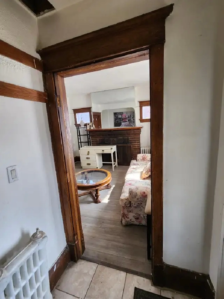 Nice large room for rent, utilities included, St. Clair-Christie