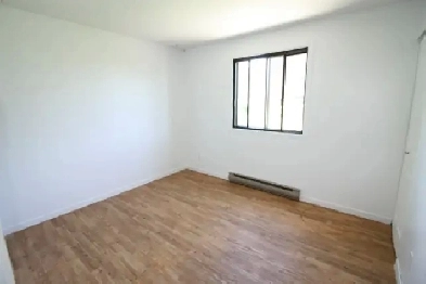 A Valleyfield – Grand, beau, propre et tranquille  4-1/2 ,  LIBR